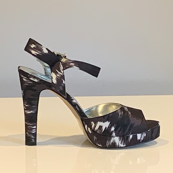 NWT Express - Black and White Peep Toe Platform Pumps, size 10 - Picture 15 of 16